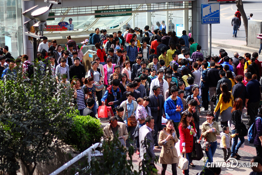 组图:西安市民假期忙逛街血拼 钟楼小寨人山人海