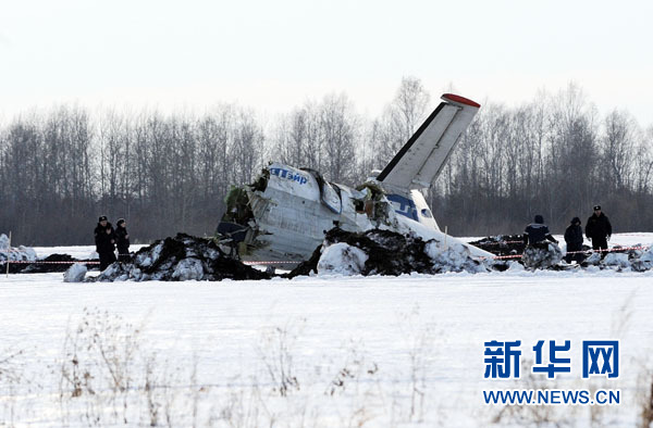 4月2日，在俄罗斯秋明州，现场工作人员在飞机残骸周边忙碌。当日，一架俄罗斯民航客机从俄西伯利亚城市秋明起飞不久后坠毁。新华社记者李勇摄