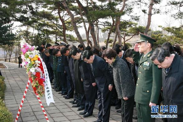 4月2日，成都市民在公墓祭奠亲人。 新华社记者 李桥桥