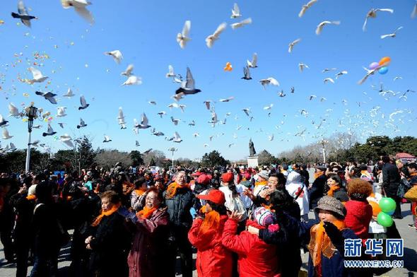 4月2日，成都市民在公墓祭奠亲人。 新华社记者 李桥桥