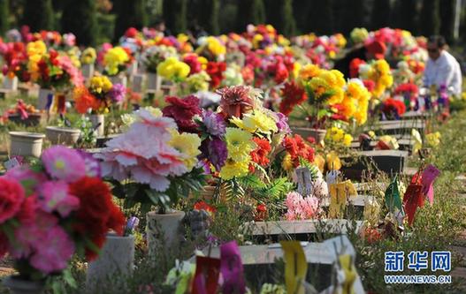 4月2日，成都市民在公墓祭奠亲人。 新华社记者 李桥桥