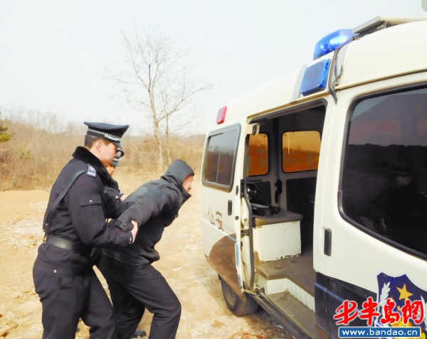 警察将犯罪嫌疑人朱某押上警车.