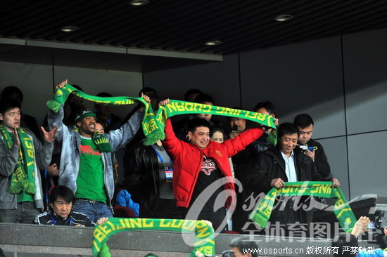 [组图]亚冠国安1-1东京FC 北京男篮现场助威