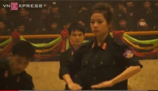 越南女特警进行手臂断砖硬功演示