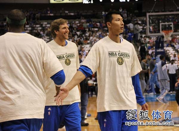 图文nba易建联训练阿联和队友海伍德击掌