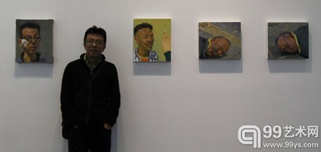 讲座结束后，画家刘小东在展览现场，背后是他的自画像