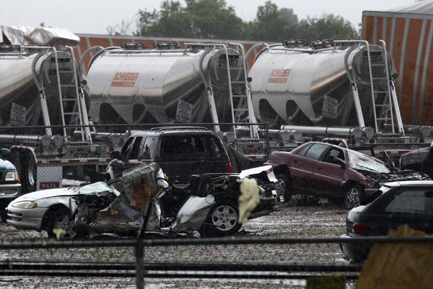龙卷风袭击美国中南部 大拖车被卷飞