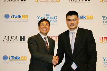 圖為iTalkBB新電信總裁趙捷與姚明親切握手