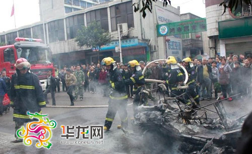 聚集了上百名围观群众……这是今日11时40分许,发生在重庆綦江区万盛