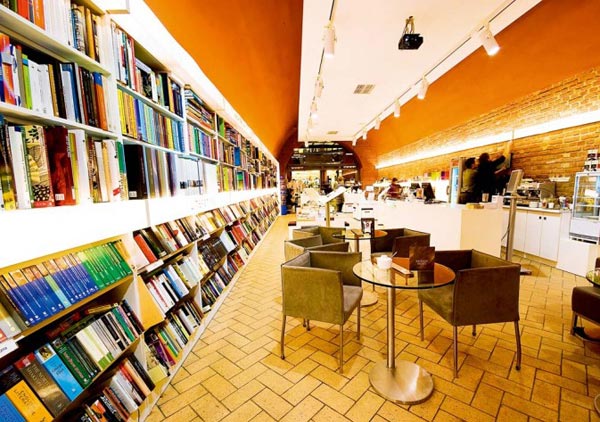 遨游浩瀚的书海 欣赏书店里的奇异空间