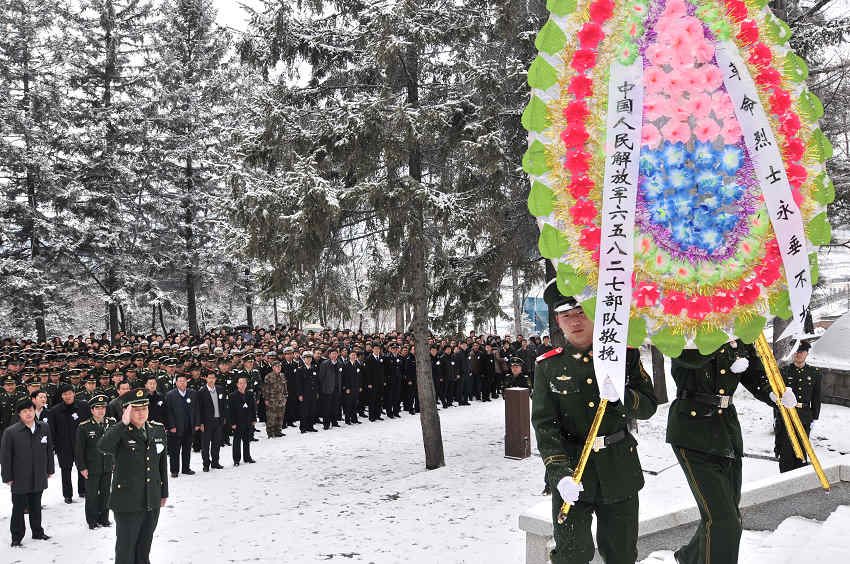 高清组图:无声的祭奠 精神的洗礼——吉林省军区某边防团祭扫烈士陵园