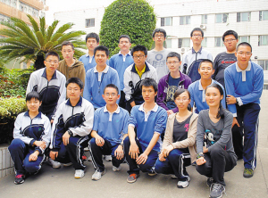陈广琳)距离2012年高考还有3个月,但深圳中学已经有100多名高三学生被