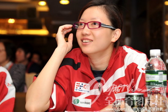 [组图]乒乓球亚洲杯抽签 刘诗雯低头玩手机