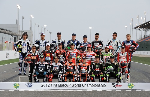 组图2012赛季motogp在卡塔尔揭幕车手拍合影