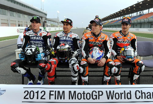 组图:2012赛季motogp在卡塔尔揭幕 车手拍合影