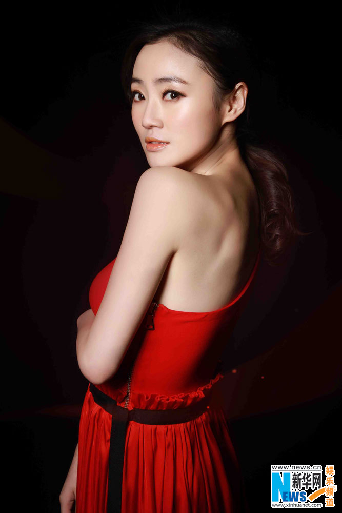 演员杨淼近日曝光初春写真大片,片中一袭低胸华丽红裙妩媚而不失高雅