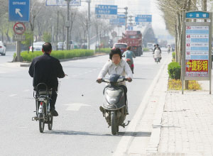 道路复杂市民骑车逆行 省了时间多了危险