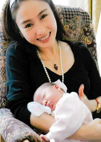 黎姿亲证再怀孕心情大好 双胞胎女儿近照曝光