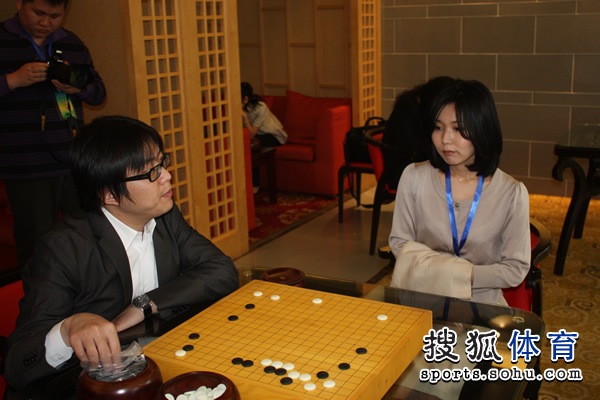 孔令文与小林清芽摆棋