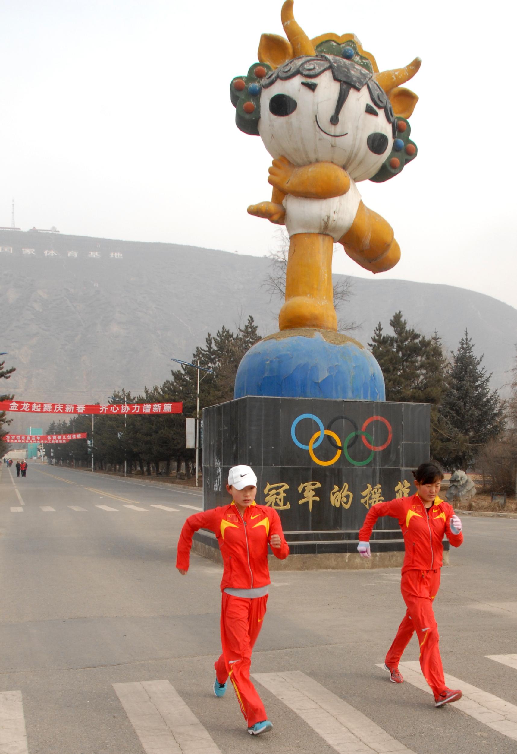 青海藏族姑娘切阳什姐右与队友在多巴基地训练中