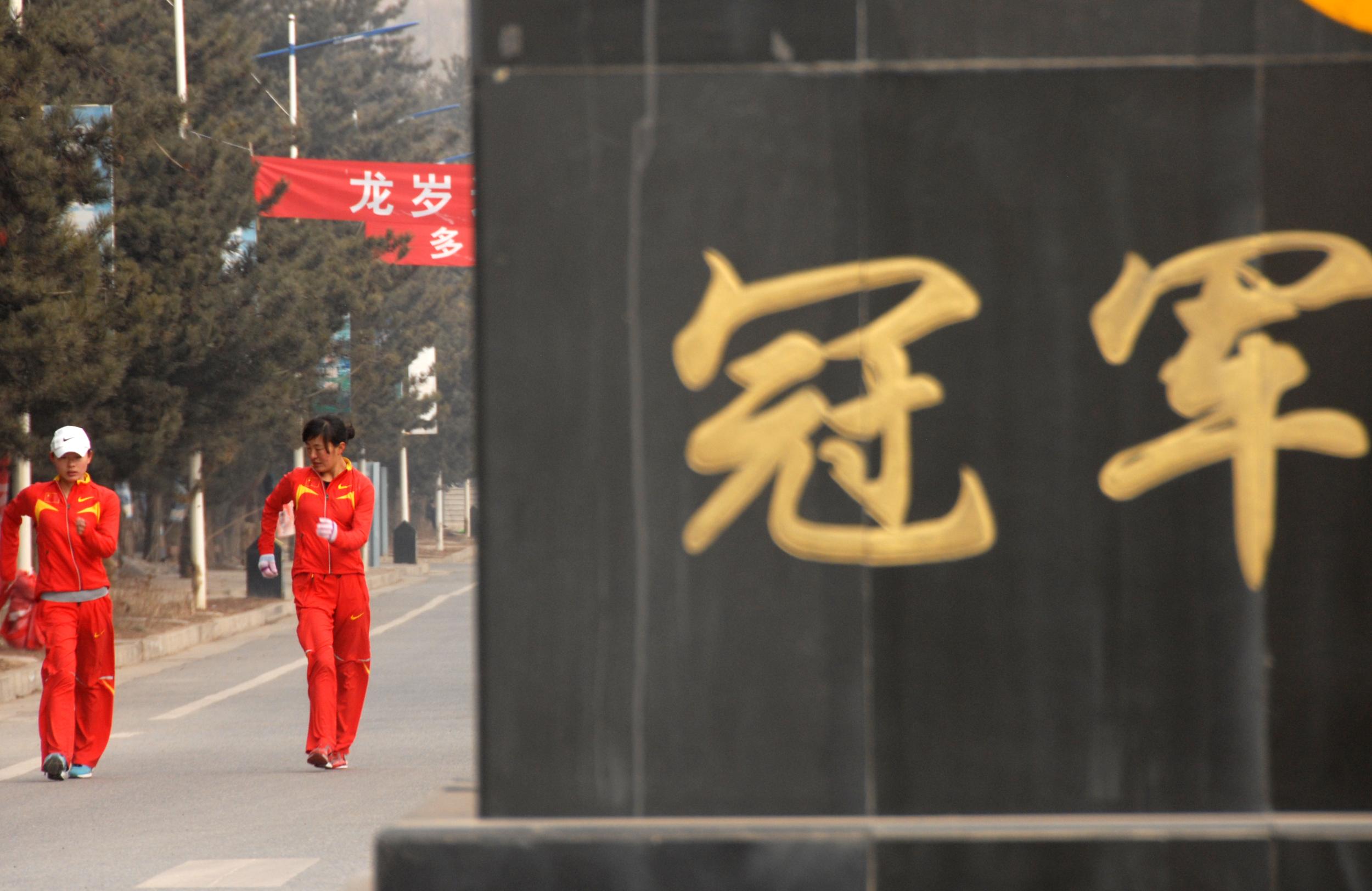 青海藏族姑娘切阳什姐右与队友在多巴基地训练中