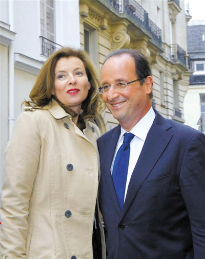 5日，社会党总统候选人奥朗德携妻子在巴黎接受媒体采访。