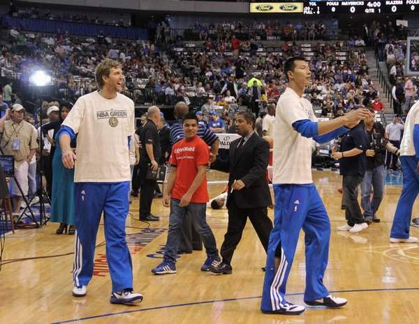 图文nba易建联赛前热身诺维斯基在大喊yi