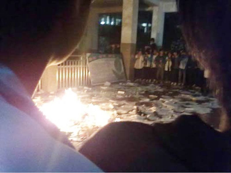 湖北京山中学生质疑学校乱收费 撕毁并焚烧资