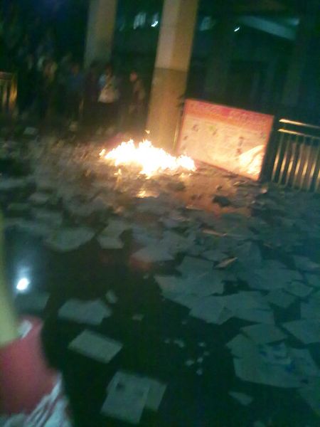湖北京山中学生质疑学校乱收费 撕毁并焚烧资