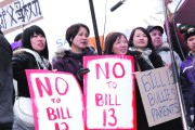 不少华人家长反对该项法案。