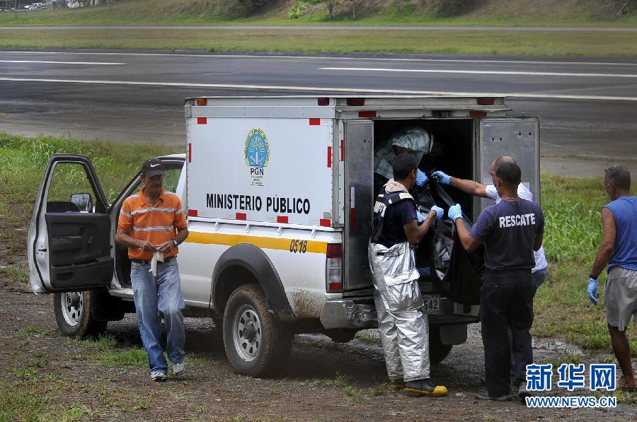 4月6日，在巴拿马城马尔科・赫拉韦特机场，工作人员搬运遇难者遗体。 当天，一架轻型飞机起飞后不久在机场跑道附近坠毁，机上2人全部遇难。新华社发（毛里齐奥・巴伦苏埃拉）