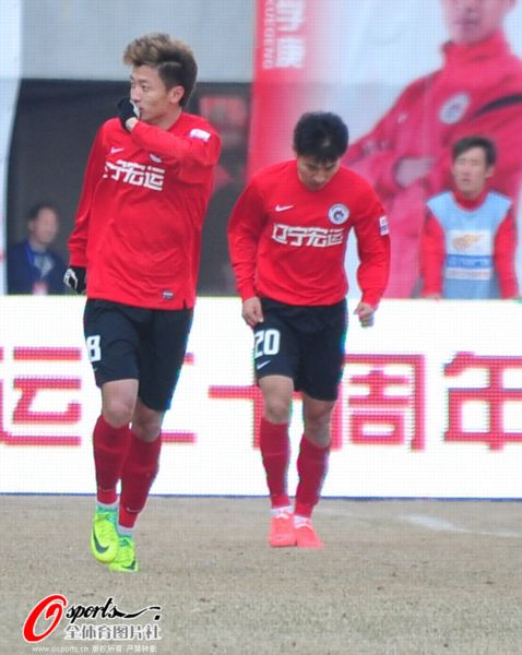 图文:[中超]辽足2-0青岛 杨旭庆祝破门