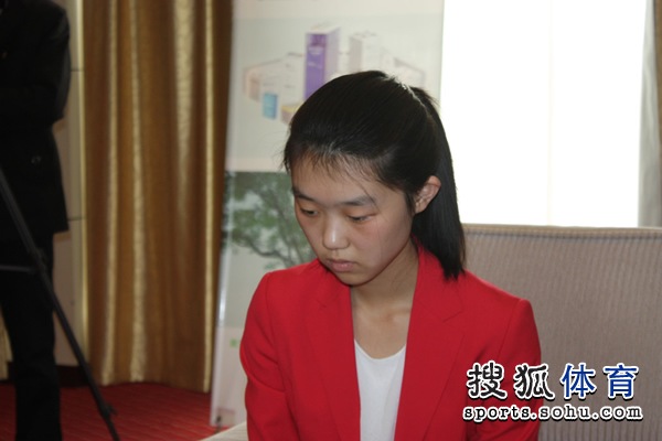 图文:黄龙士杯王晨星vs谢依旻 王晨星表情严肃
