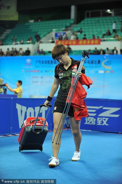 图文:刘诗雯加冕亚洲杯冠军 小枣放学了