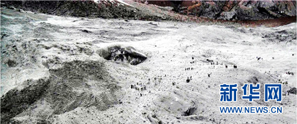 这张巴基斯坦三军新闻局提供的4月8日拍摄的照片显示巴基斯坦军人在巴基斯坦北部锡亚琴冰川地区雪崩事故现场搜救。新华社发
