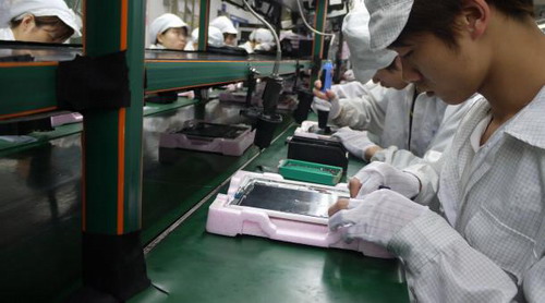 不过施密茨也播出了一些工人投诉,其中包括手工组装ipad的工作机械