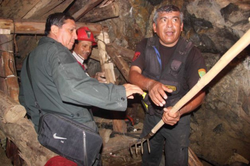 救援人员正营救被困地下的9名矿工。