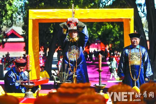 昨天上午,在传统祭祀乐曲声中"雍正皇帝"率文武百官在先农坛祭祀先农