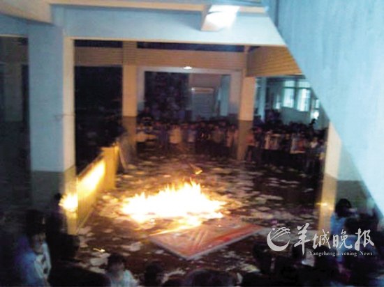 湖北京山一中学生在教学楼焚书，抗议收费繁多