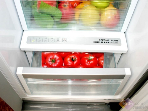 冷藏室内部具有007的变温室设计，具有多种存储模式适合蔬菜、蔬果、鱼类、肉类等食物的存储。让食物得到恰到好处的保鲜、冷冻效果。