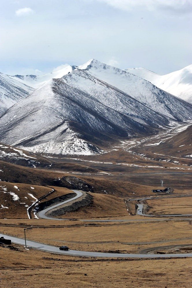 玉树州位于青海省西南青藏高原腹地的三江源头,平均海拔在