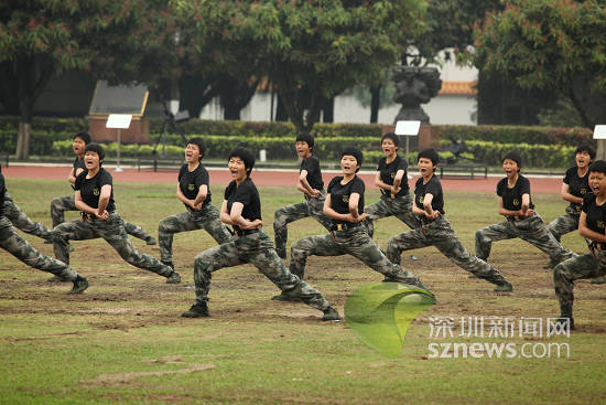 驻香港部队深圳基地女兵连组织了连队列