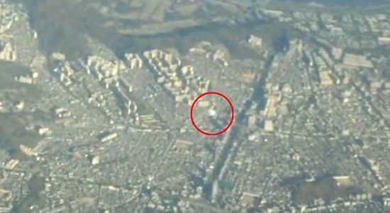 UFO首先出現在鏡頭下方，與拍攝者乘坐的客機保持同步飛行(視頻截圖)