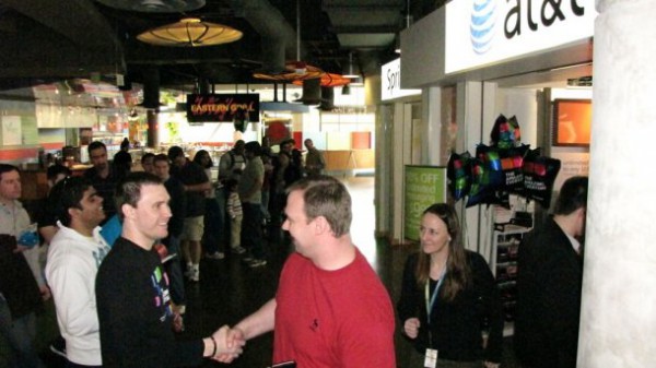 据说微软的员工在AT&T专卖店门口排队等着Lumia 900（TechWeb配图）