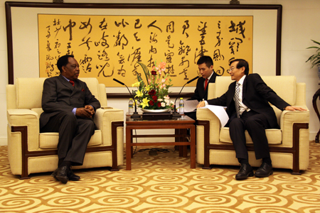 2012年4月10日，外交部部长助理张明会见应商务部邀请来华出席中国赤道几内亚第四届双边经贸混委会的赤几外长米查。双方就中赤几关系、中非关系等问题交换了意见。