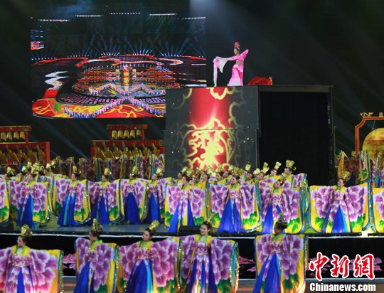 中国最大牡丹花造型舞台绽放洛阳组图