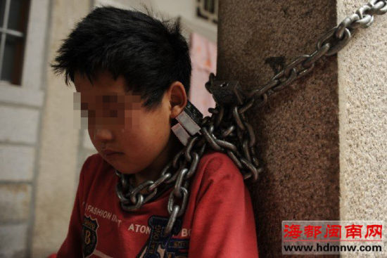 12岁男孩逃学偷钱上网养母用铁链将其锁石柱