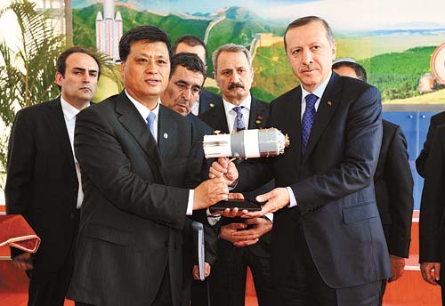 土耳其总理参观航天科技集团 获赠天宫一号模