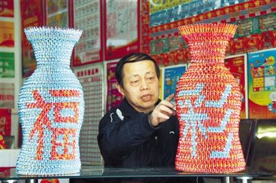 中国体育彩票新闻   齐锦华制作的这些工艺品平时就放在彩站里招揽