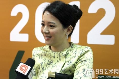 依旧的国贸展厅,依旧是美丽的王一涵笑迎八方宾客,依旧是林依轮,陈